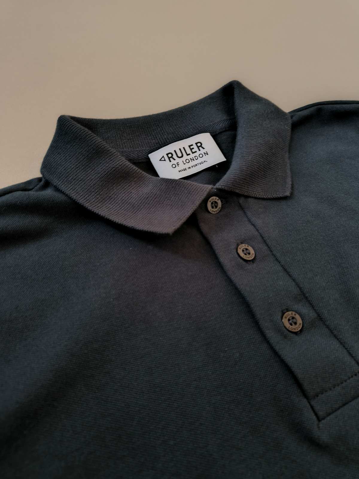 Das Langarm-Poloshirt für kleine Männer