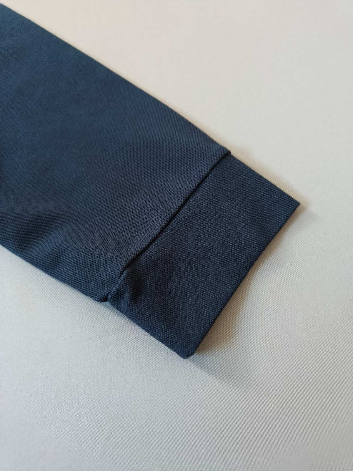 Das Langarm-Poloshirt für kleine Männer
